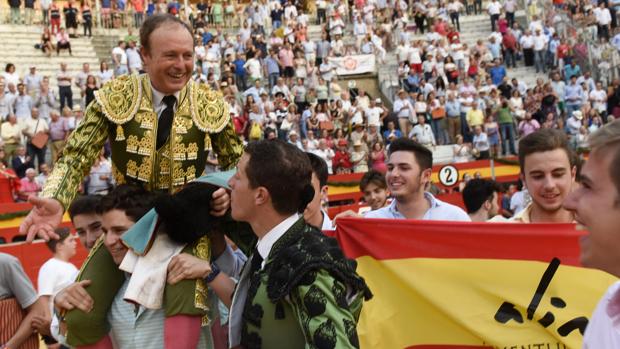 Pepe Luis Vázquez sale a hombros de la plaza de toros de Granada