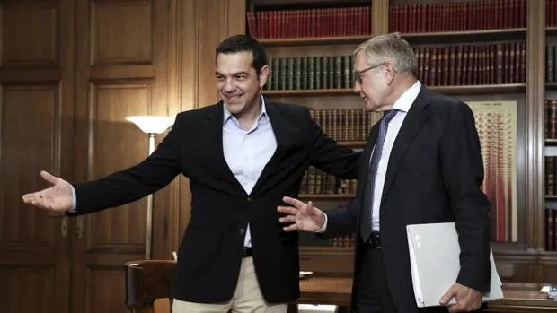 El primer ministro de Grecia, Alexis Tsipras, durante su reunión con el director gerente del Mecanismo Europeo de Estabilidad (MEDE), Klaus Regling