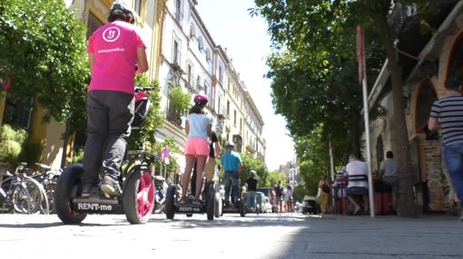 Turistas recorriendo el centro de Sevilla en segway