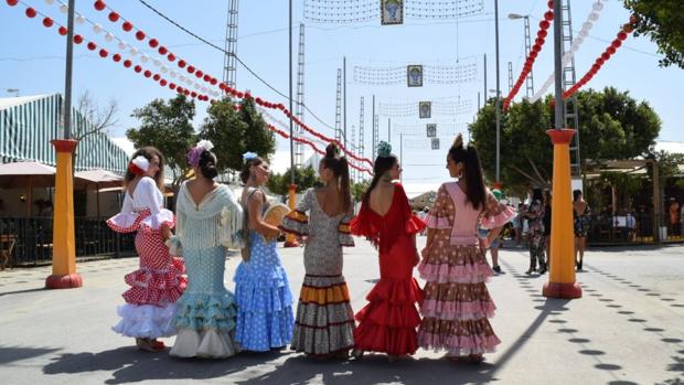 Isleñas paseando por el recinto ferial.