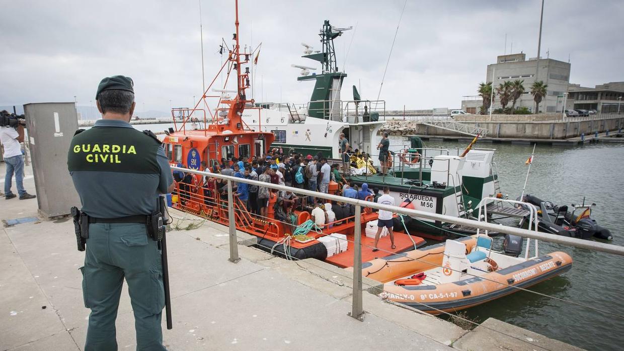 El grupo de personas migrantes a su llegada a Barbate.