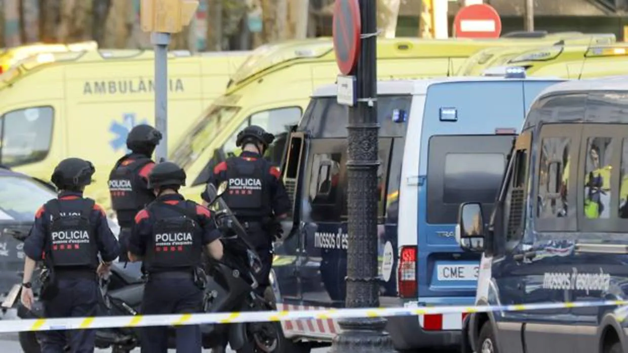 Efectivos policiales en el lugar en el que la furgoneta atropelló a los peatones en el atentado de las Ramblas