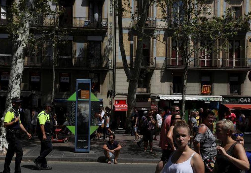 Agentes de policía patrullan las calles de Barcelona un día después del atentado de las Ramblas