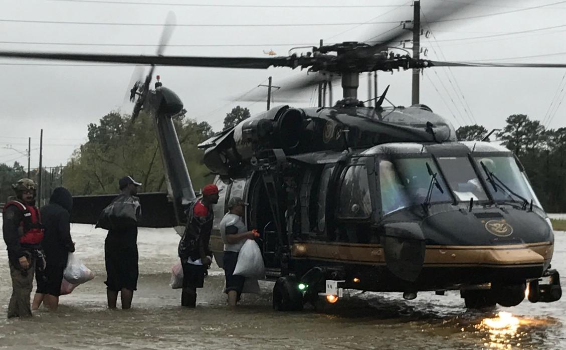 Los agentes de Aduanas y Protección Fronteriza realizan operaciones de rescate en áreas afectadas por el huracán Harvey en Texas