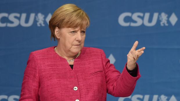 Los ultras intentan reventar el último mitin de Merkel