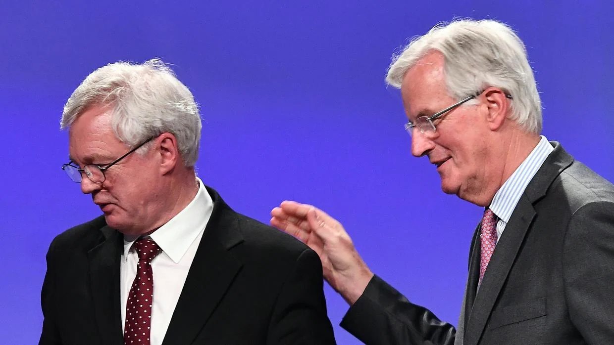 El ministro británico responsable del Brexit, David Davis, y el negociador jefe de la Unión Europea, Michel Barnier