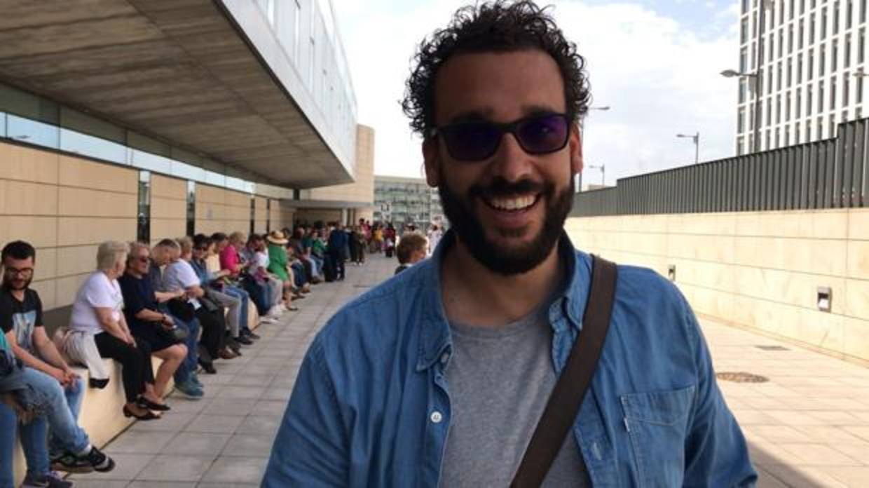 El médico Jesús Candel (Spiriman) está concentrado en el hospital con sus seguidores.