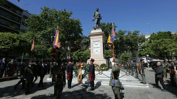 El Ejército rinde homenaje ante Daoíz a los héroes de la Independencia