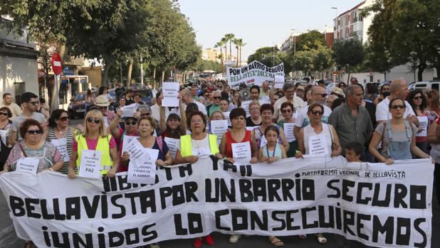 Inseguridad en Sevilla: Miles de vecinos de Bellavista salen a la calle para pedir más policías y planes sociales