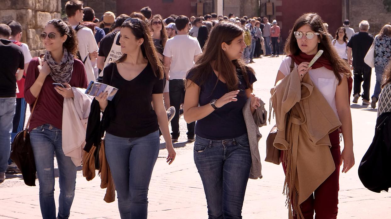 Turistas paseando por el centro de Sevilla