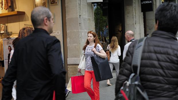 Las ventas han descendido un 30% en Barcelona durante la huelga de taxi y otras cuatro noticias económicas del día