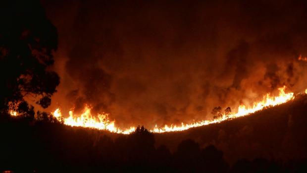 Aeronaves se despliegan para luchar contra el virulento incendio de Almonaster