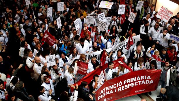 Médicos catalanes salen a la calle para pedir más recursos contra «una sanidad enferma por los recortes»