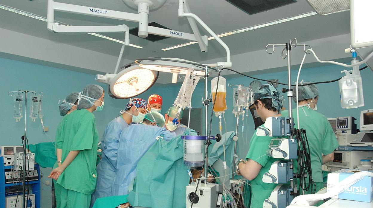 Un equipo médico durante una intervención quirúrgica en el Hospital Reina Sofía de Córdoba