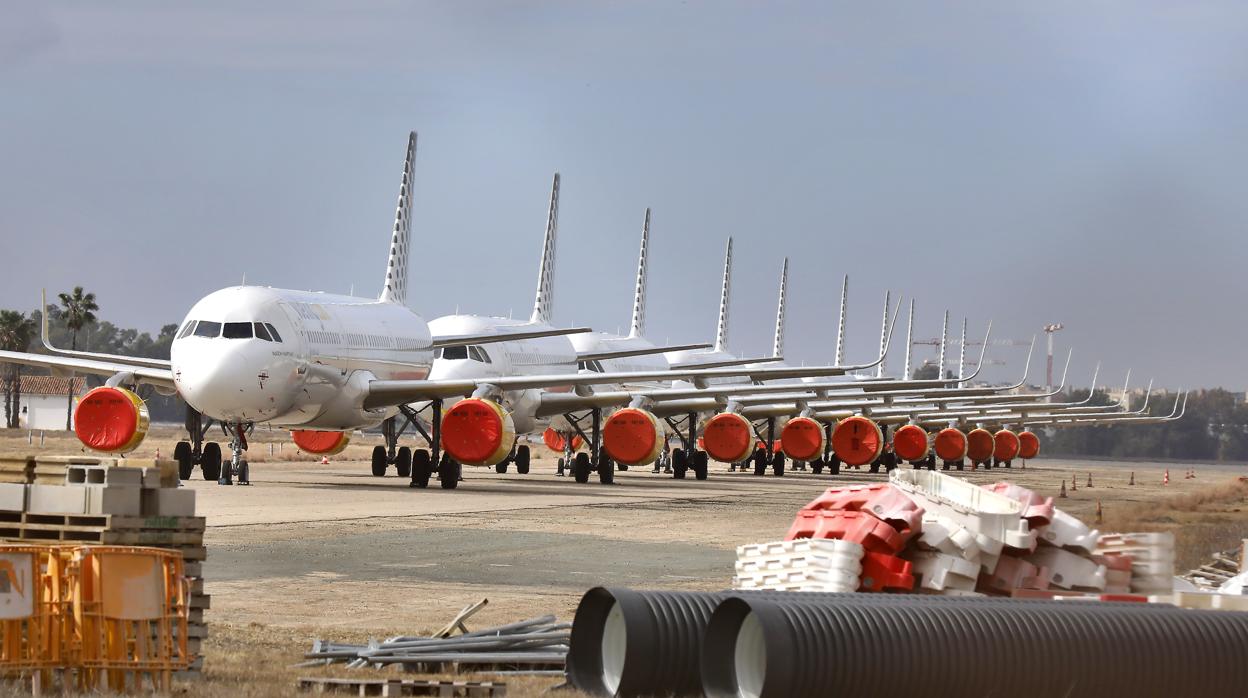 Aviones parados en las pistas del aeropuerto de Sevilla San Pablo