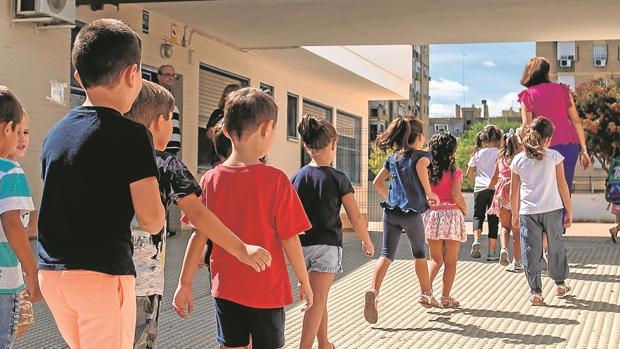 La Junta valora una vuelta al colegio mixta en Andalucía que combine presencial y online