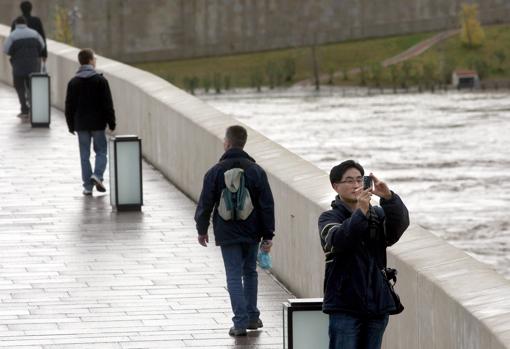 Turistas en el Puente Romano