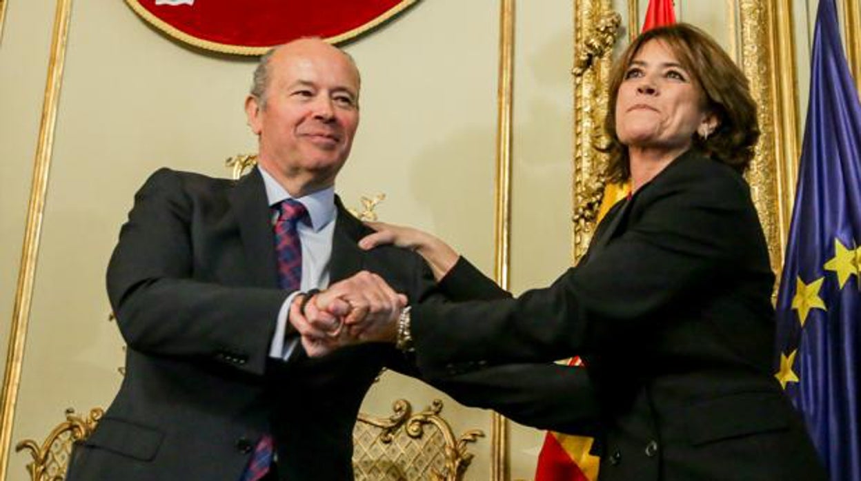 Juan Carlos Campo recibe la cartera de Justicia de manos de Dolores Delgado, hoy fiscal general