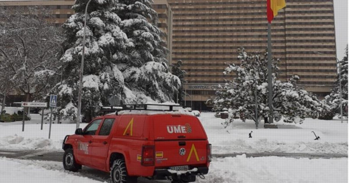 Un primer vehículo de la UME, en las inmediaciones del hospital