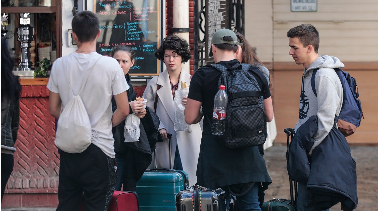 Un grupo de turistas en el barrio de Santa Cruz