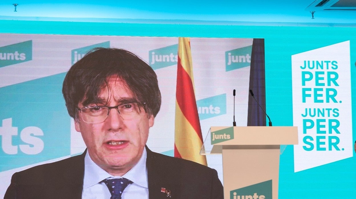 Laura Borrás comparece ante la mirada virtual de Puigdemont