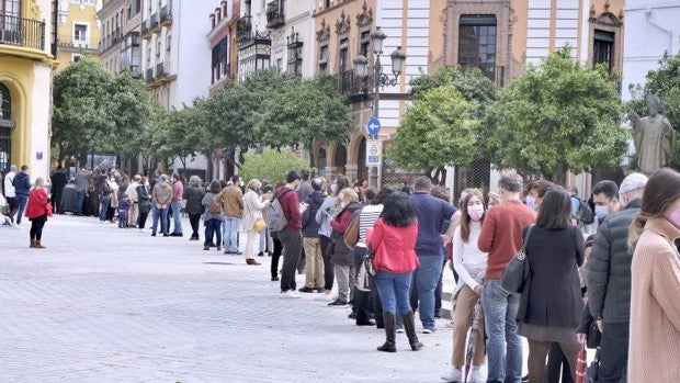 Largas colas para visitar los baños árabes del bar Giralda