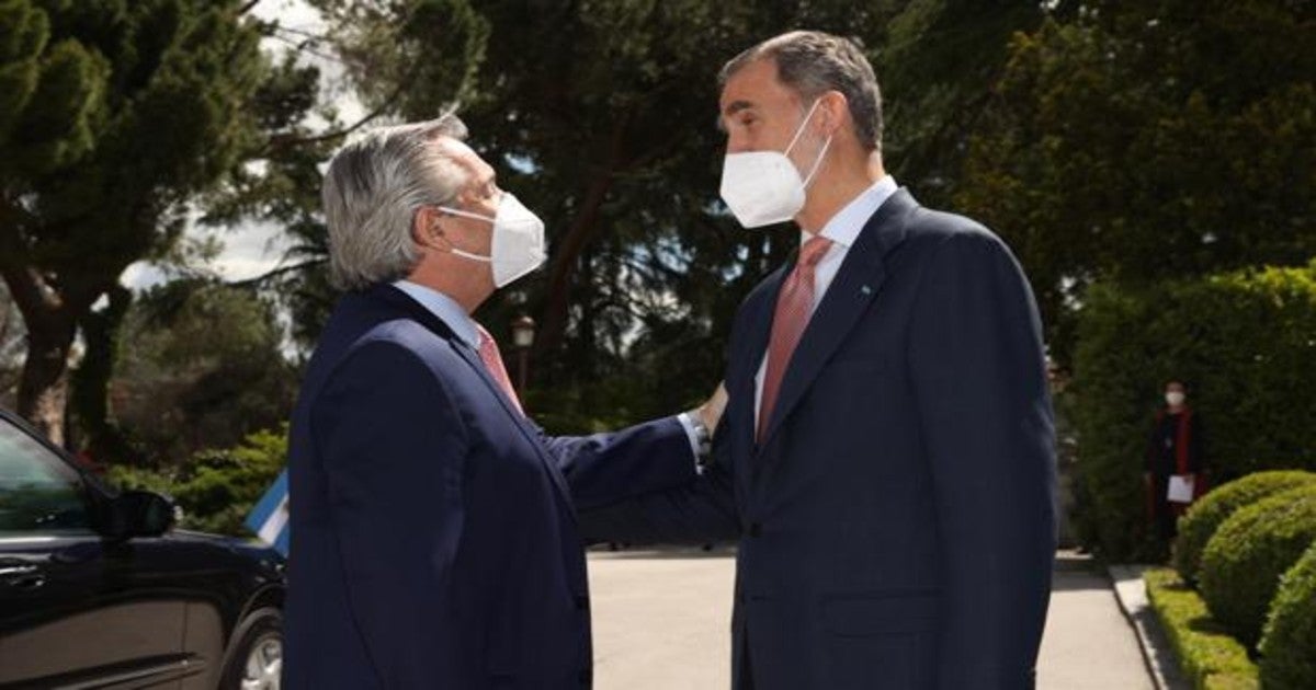 El Rey, con Alberto Fernández, presidente de Argentina, a su llegada al Palacio de la Zarzuela