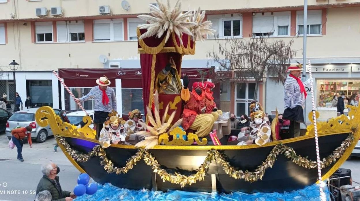 Una de las carrozas de la comitiva de los Reyes Magos a su paso por Priego de Códoba