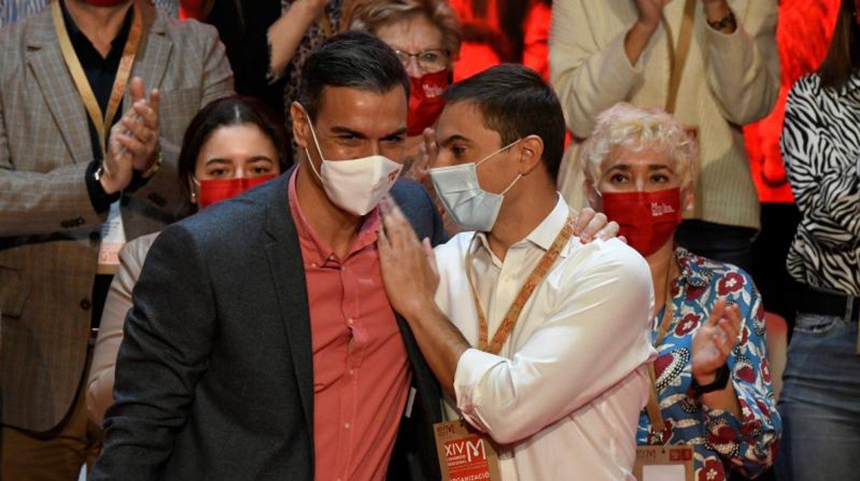 Juan Lobato, a la derecha, junto al presidente del Gobierno, Pedro Sánchez