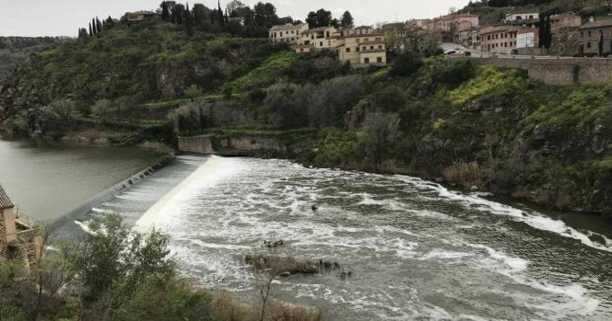 Las espumas son visibles desde los históricos puentes de Toledo