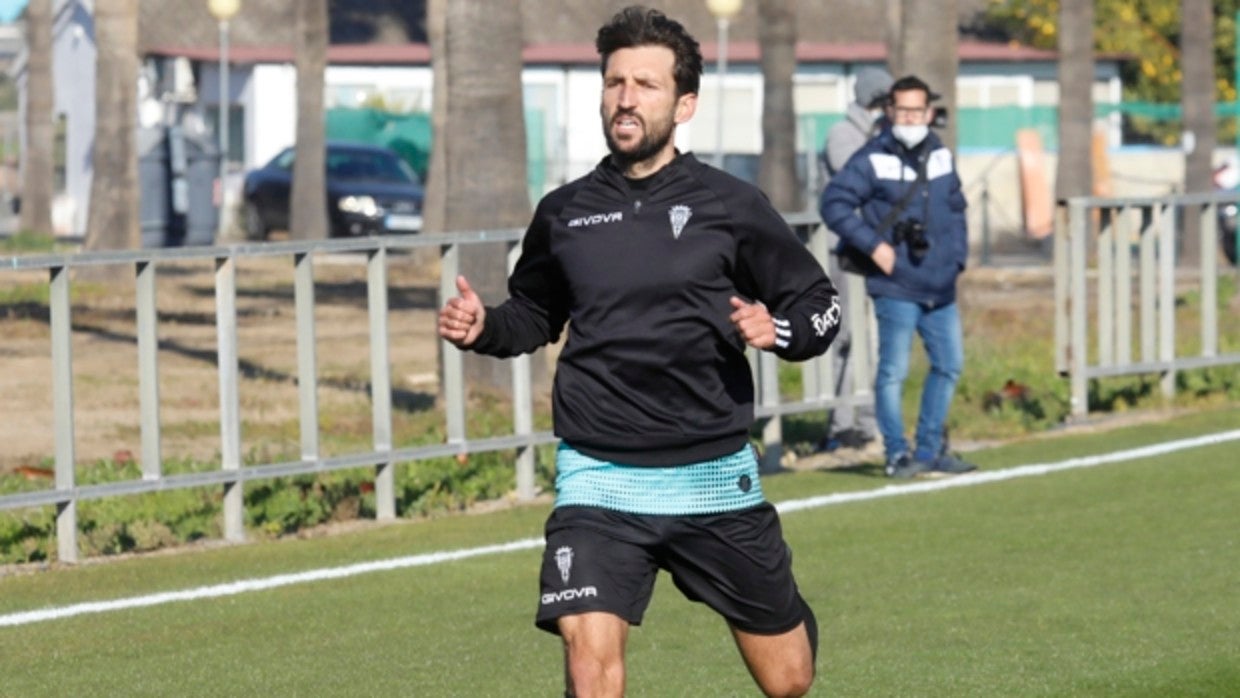 El centrocampista del Córdoba CF Álex Bernal trota en un entrenamiento