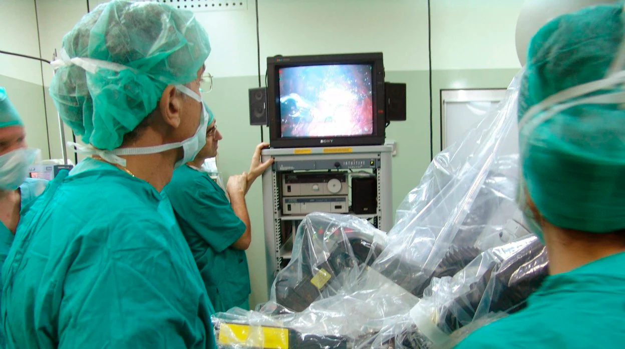 Especialistas del Virgen del Rocío operando a un paciente