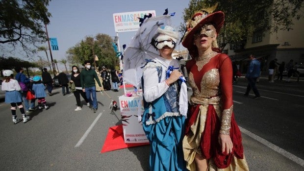 El paseo Colón cambia por un día el tráfico por flores y música