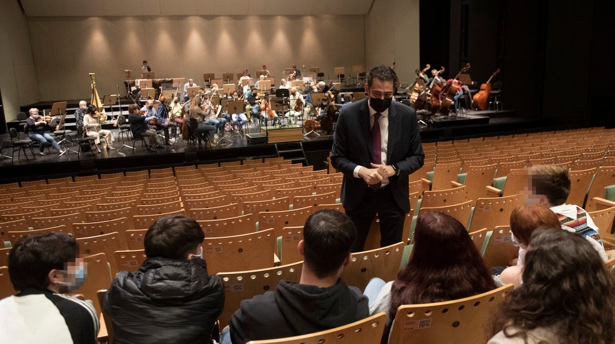 Pedro Vázquez Marín conversando con los jóvenes de Adinfa antes del ensayo de la Sinfónica