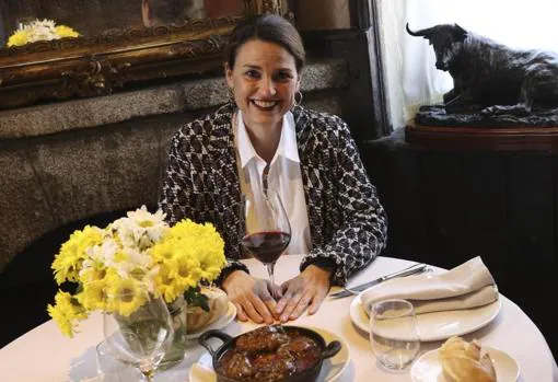 Irene Guiñales, al frente hoy de Casa Pedro. Este restaurante tricentenario de Madrid mantiene la tradición con guisos como el rabo de toro estofado
