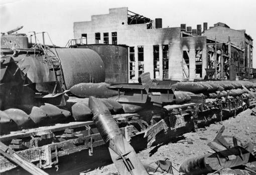 Ruinas de la fábrica, en 1942