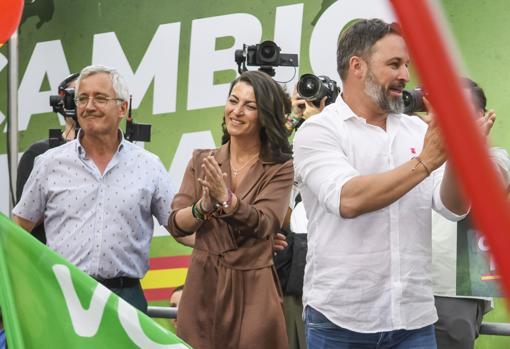 La candidata de Vox, Macarena Olona, junto a Santiago Abascal y Ortega Lara.