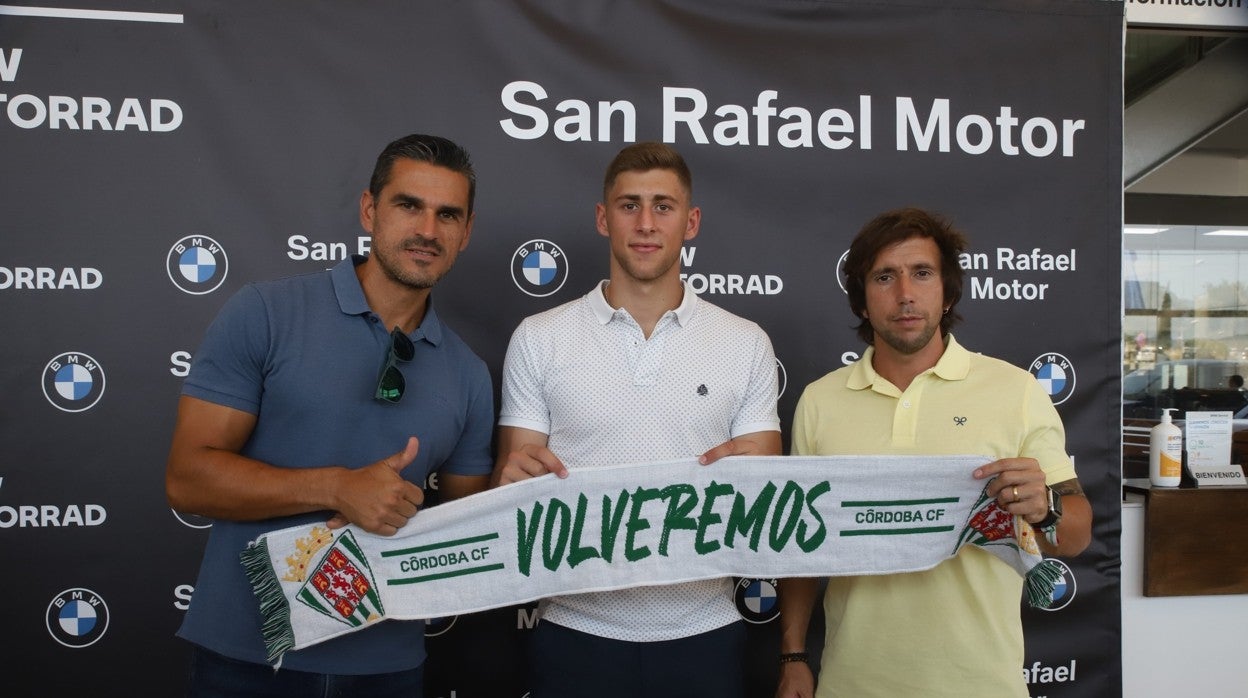 Jorge Moreno posa junto a Juanito y Raúl Cámara