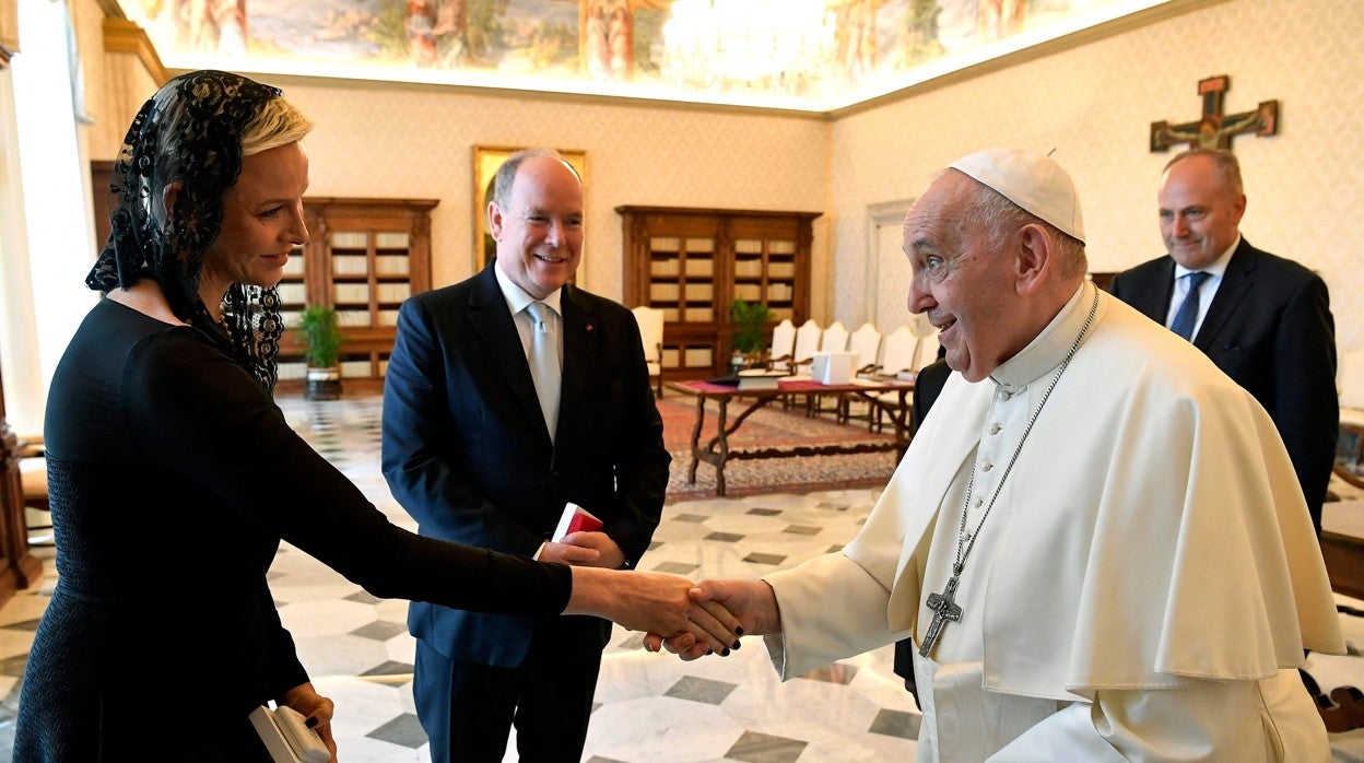 La princesa Charlene saluda cariñosa al Papa Francisco este miércoles en el Vaticano