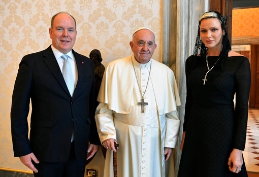 El príncipe Alberto de Mónaco y su mujer Charlene posan junto al Papa Francisco