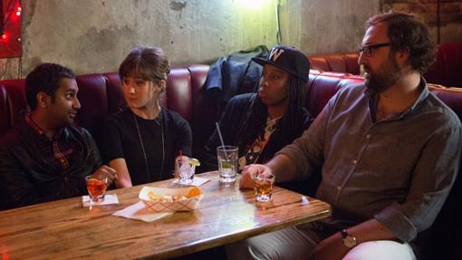 Los chicos de Master of None debatiendo en un bar