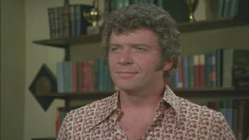 Robert Reed como un padre de pelo en pecho en La Tribu de los Brady