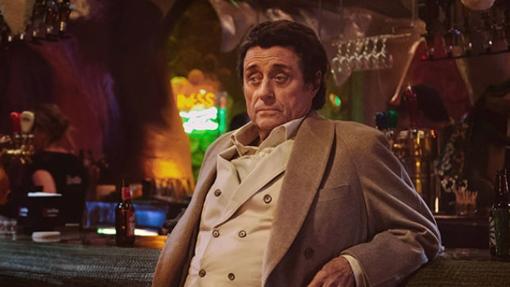 Ian McShane es Odín / El Señor Miércoles en American Gods