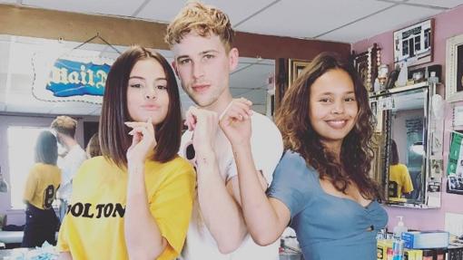 Selena Gomez y dos miembros del reparto exhibiendo sus tatuajes del Punto y Coma