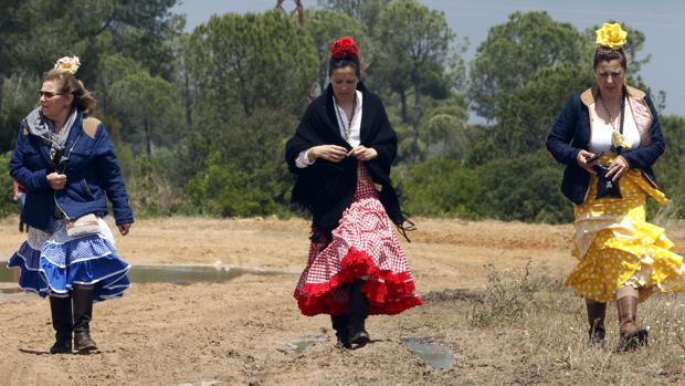 Tres peregrinas en el camino del Rocío