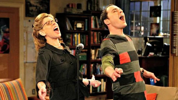 Sheldon y la madre de Leonard dándolo todo en el Karaoke durante el día de la música