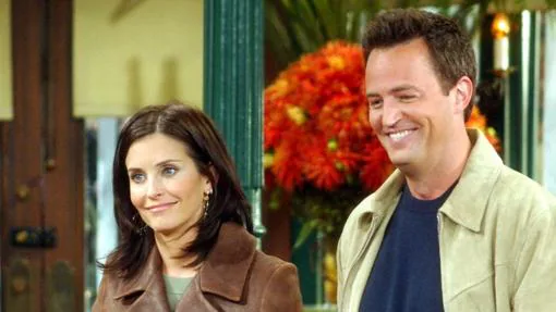 Monica (i) y Chadler (d) durante un episodio de 'Friends'.