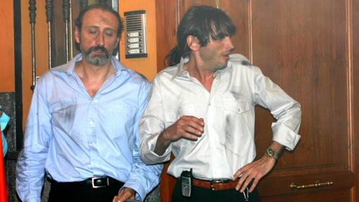 Juan Cuesta (i) junto a Emilio, el portero de 'Aquí no hay quien viva'.