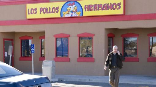 Walter White sale de un establecimiento de 'Los Pollos Hermanos'.