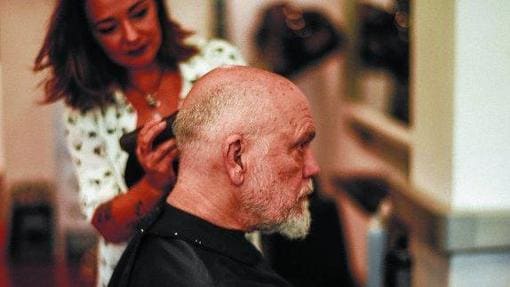 John Malkovich se rapó en una peluquería de San Sebastián.